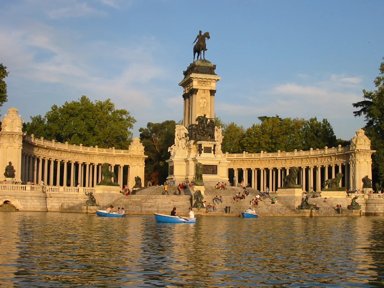 Retiro Park monument