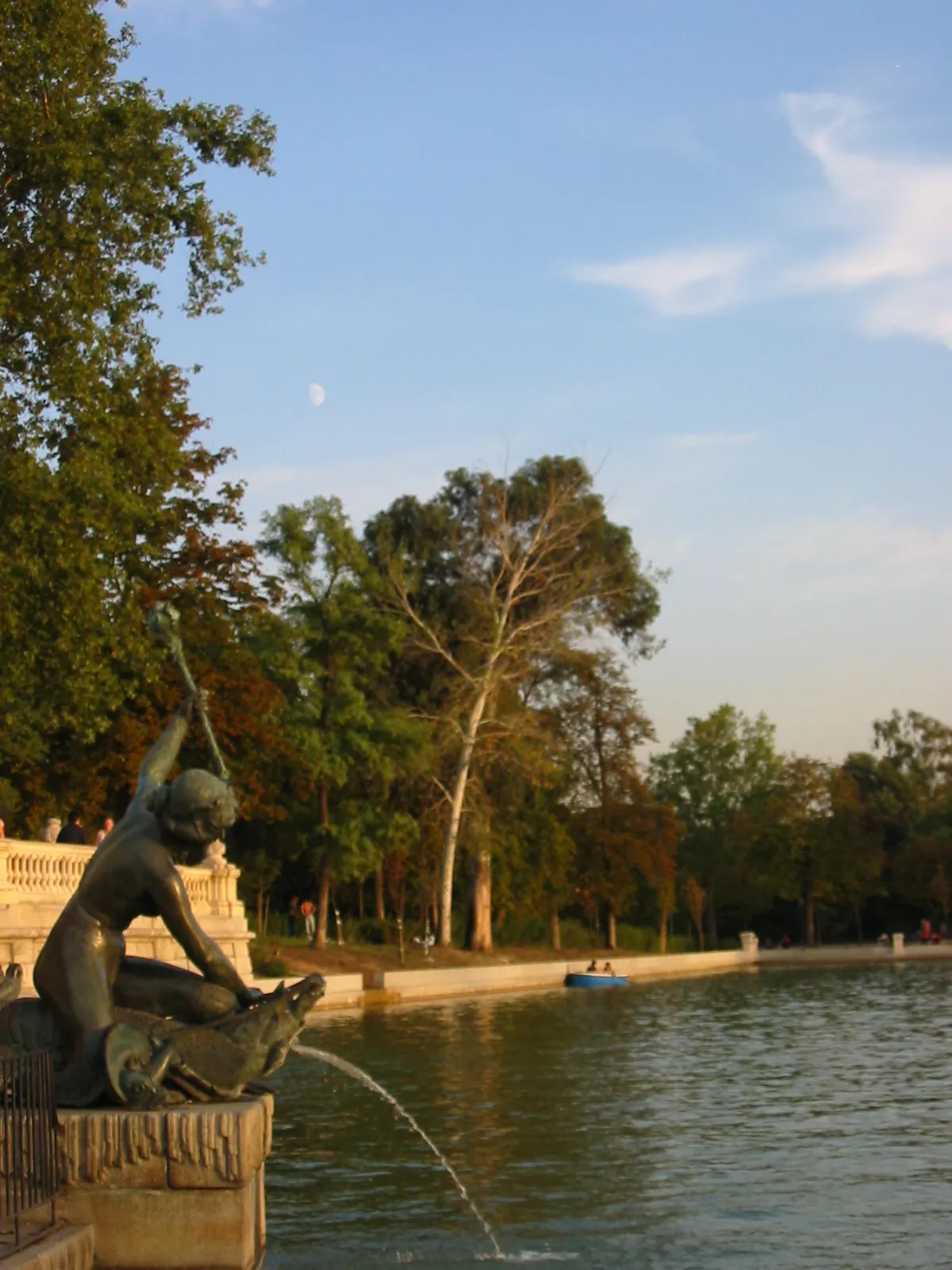 Statue at Retiro Park lake